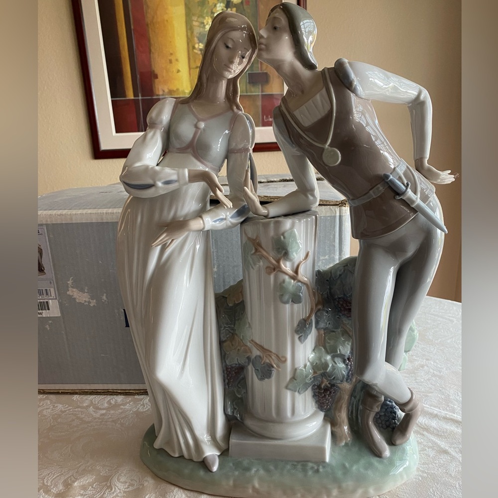 RETIRED 2005 ROMEO AND JULIET LLADRO PORCELAIN FIGURINE Item# 01004750
